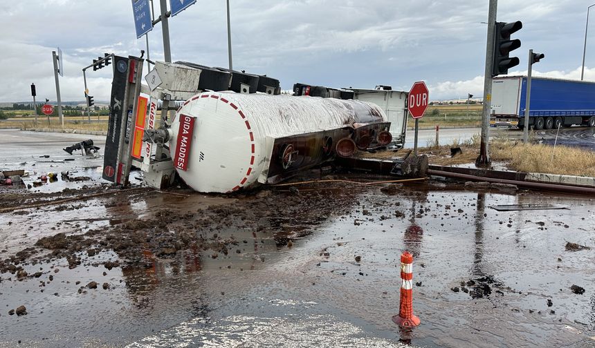 Tırla tankerin çarpıştı kaza saniye saniye kaydedildi