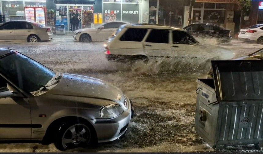 Sağanak doluya dönüştü, cadde ve sokaklar beyaza büründü