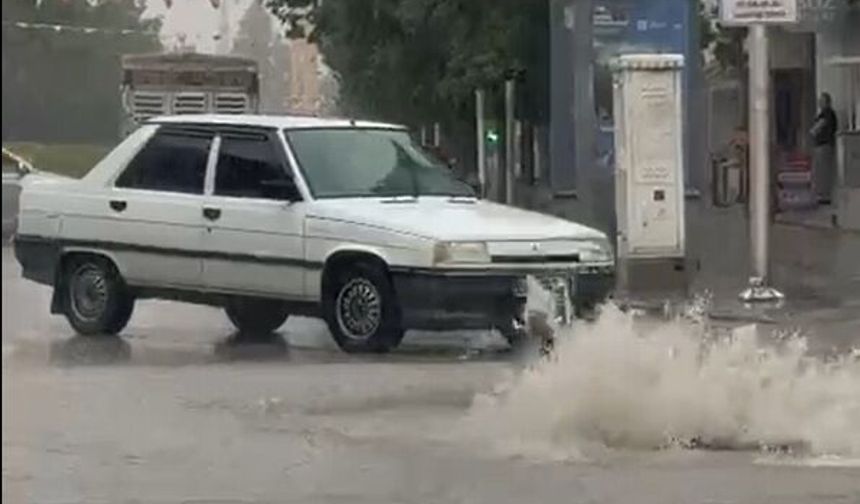 İnönü Caddesi'nde rögar taştı