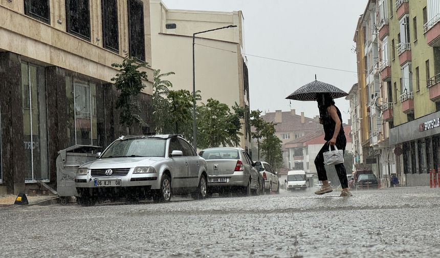 Çorum'da sıcaklıklar düştü, sağanak yağmur etkili oldu
