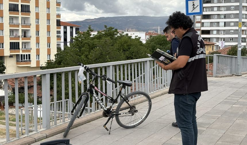 Bisikletiyle geldi,üst geçitten kendini boşluğa bıraktı