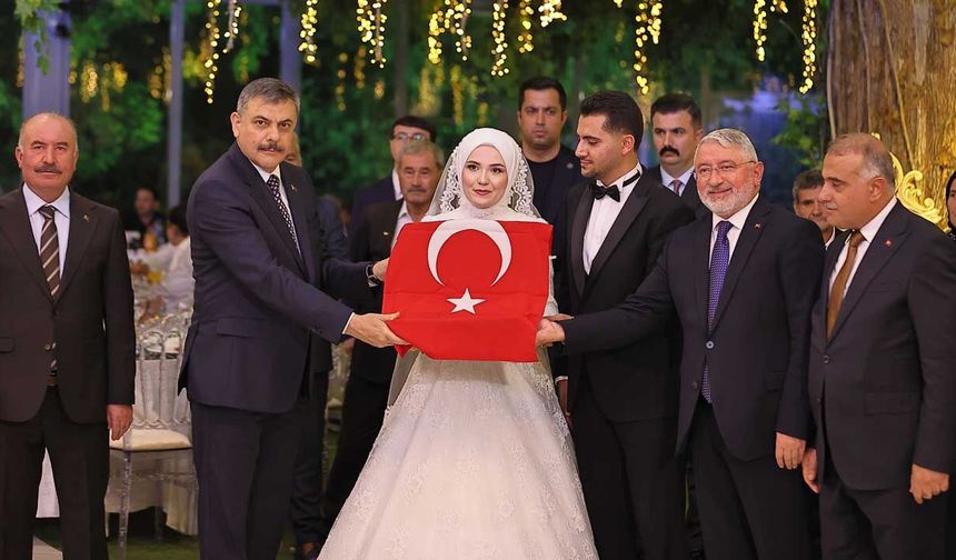 Bakan Çiftçi Çorum'da düğüne katıldı