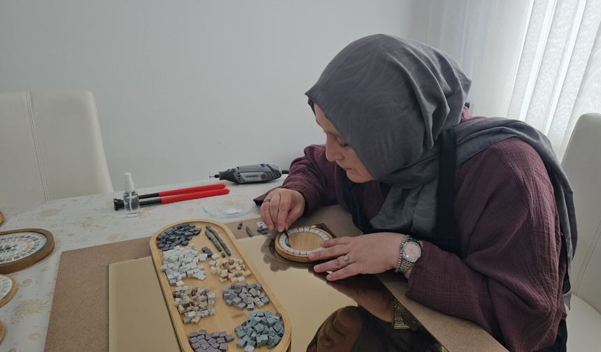 Evindeki bir odayı atölyeye çevirdi, el emeğini dünyaya satıyor