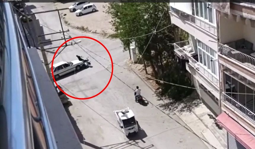 13 yaşındaki motosiklet sürücüsüne otomobil çarptı! İşte o kaza anı