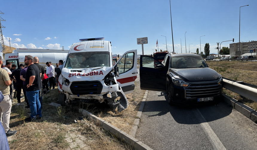 Çorum'da ambulans ile cip çarpıştı: 5 yaralı