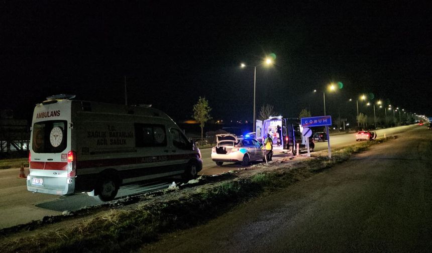 Çorum'da kontrolden çıkan hafif ticari araç refüjü aşıp karşı şeride geçti:2 yaralı