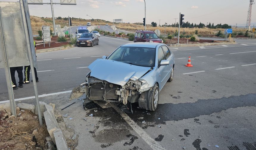 Çorum’da kavşakta iki otomobil çarpıştı