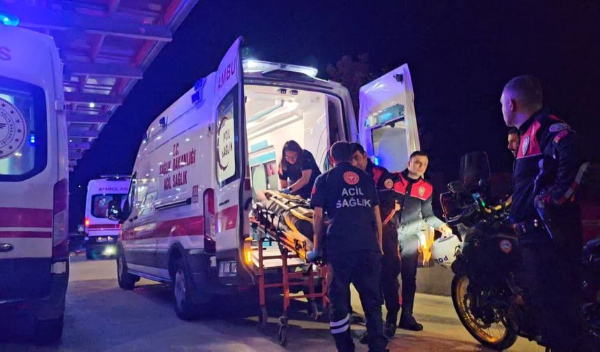 Çorum'da olay çıkaran alkollü şahıs sedyeye kelepçelenerek hastaneye götürüldü