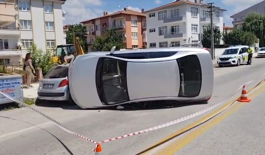 Otomobil park halindeki araca çarpıp devrildi