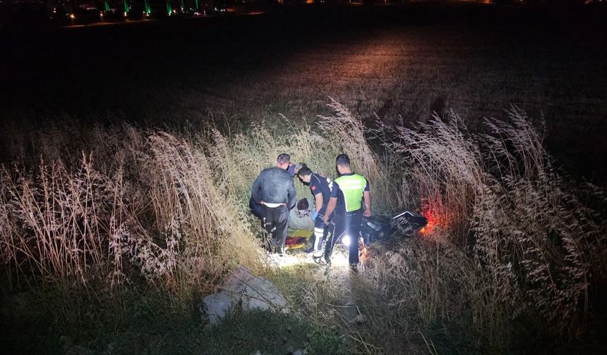 Çorum’da motosiklet tarlaya devrildi: 2 yaralı