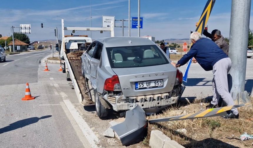 Kırmızı ışıkta iki otoya çarptı, ehliyetine de iki ay el konuldu