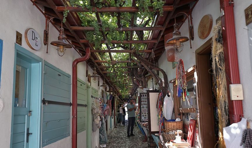 Çorum’da bu sokağa girenler tezgâhlara değil tavana bakıyor