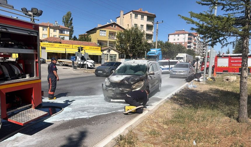 Kaza yapan hafif ticari  araçta yangın çıktı