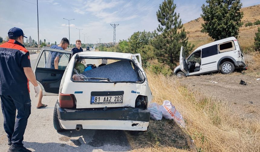 Otomobille hafif ticari  araç çarpıştı: 3 yaralı