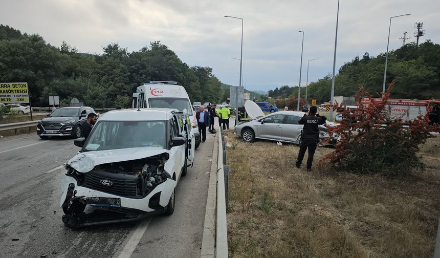 Çorum’da otomobil ile hafif ticari araç çarpıştı: 3 yaralı