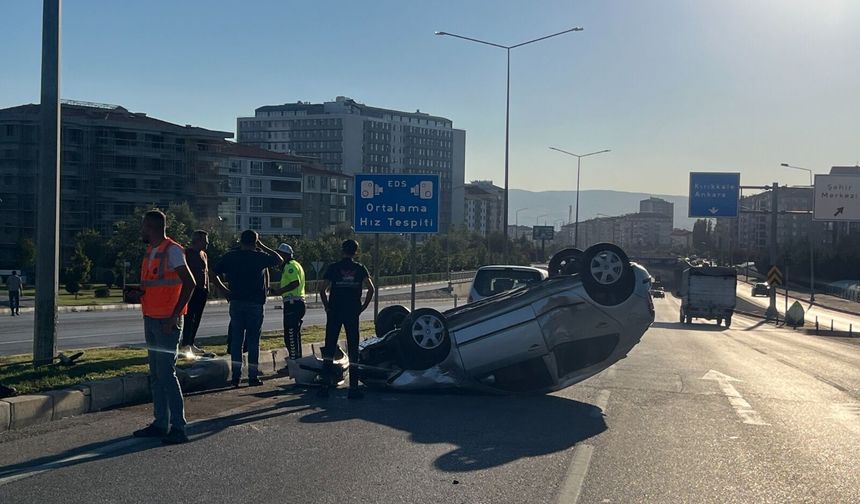 Refüje çıkan oto takla attı: 1 yaralı