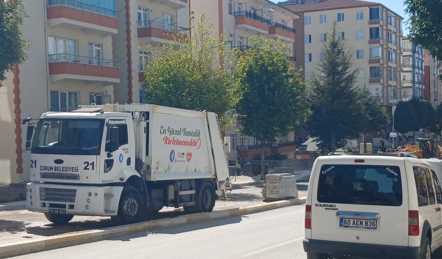 Kasisten geçen çöp kamyonundan düşen 2 işçi yaralandı