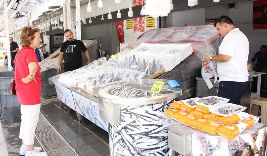 Balıkçılar Çorum'da tezgah açtı: Fiyatı gören geldi