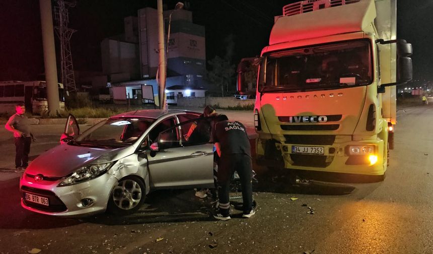 Greyder Kavşağı’nda kaza! Otomobil tırla çarpıştı
