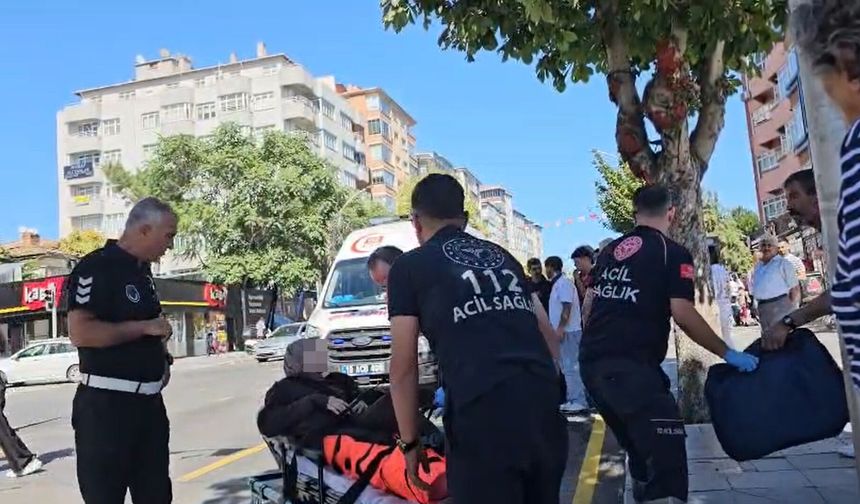 Yaya geçidinde genç kıza motosiklet çarptı