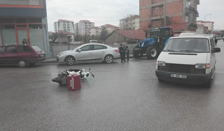 Motosiklet ile minibüs  çarpıştı: 1 yaralı