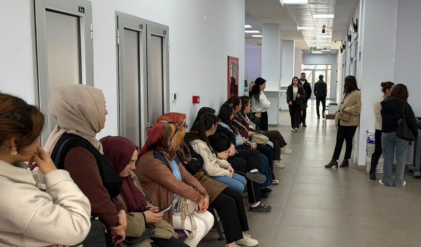 Gençler iş başvurusu için sıraya girdi