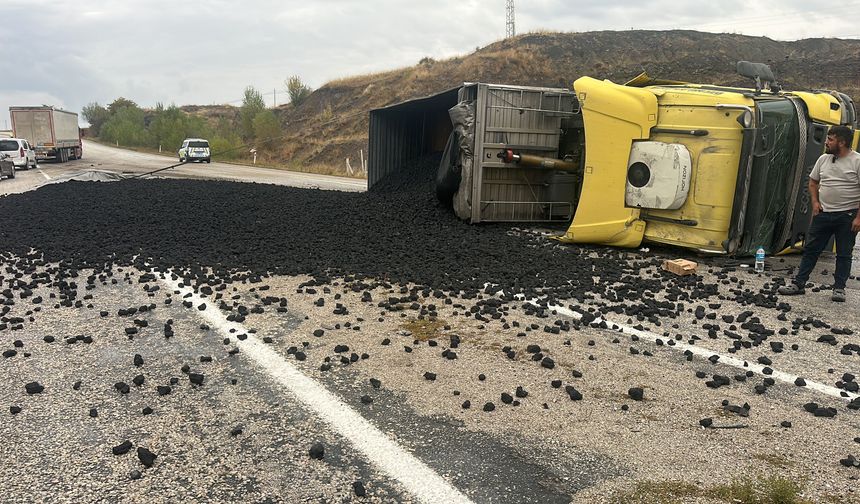Kömür yüklü TIR devrildi, yol ulaşıma kapandı
