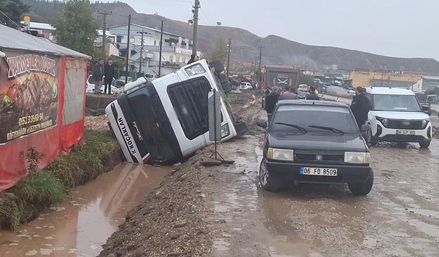 Yol vermek isterken kanala devrildi