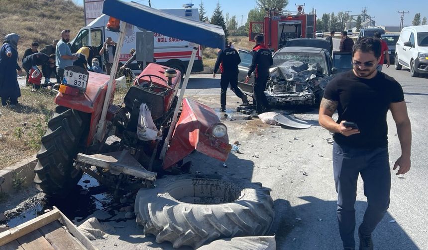 Traktör ile otomobil  çarpıştı, 7 kişi yaralandı