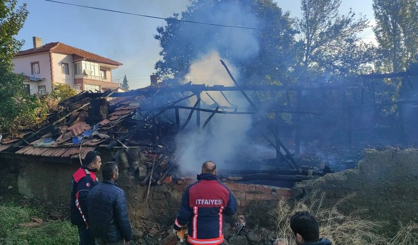 Samanlık alevlere teslim oldu