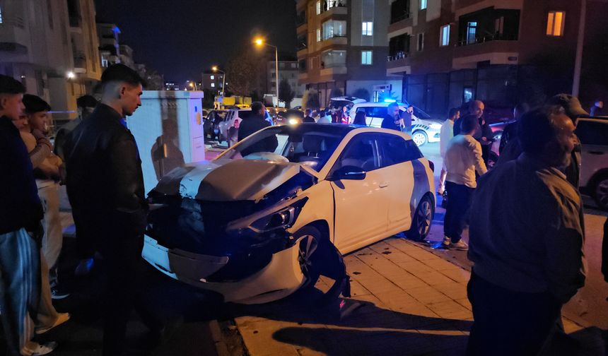 2 otomobilin çarpıştığı kazada 3 kişi yaralandı