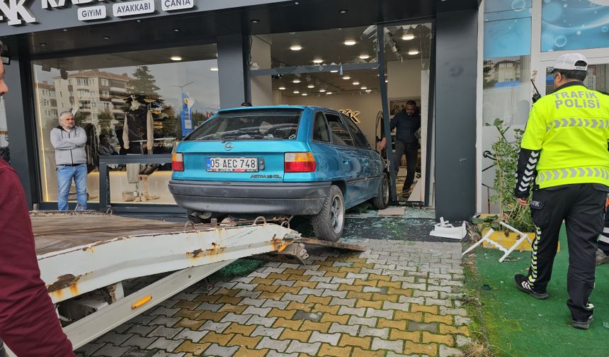 Çorum’da otomobil mağazaya girdi: Baba ve kızı darp edildi